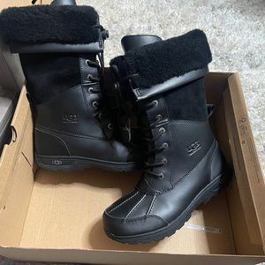 New in box UGG K Butte II tall Water proof rain/snow boots Size 4 for kids.